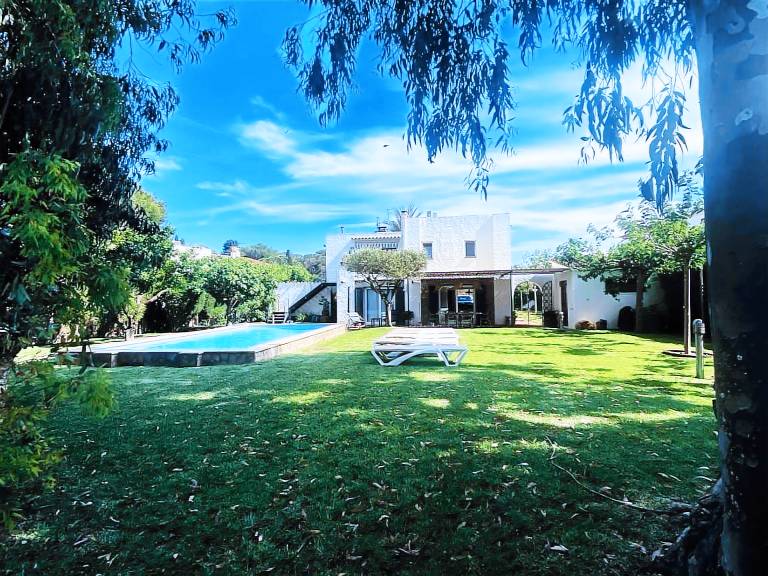 Villa with private pool, yard & barbeque — photo 4