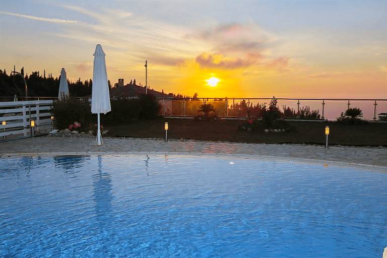 Children-friendly charming villa with barbeque, yard & private pool | Mountain view | Pets allowed — photo 5