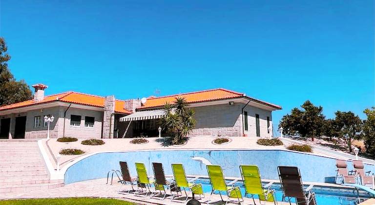 Vacation home with terrace, BBQ & private pool in Porto