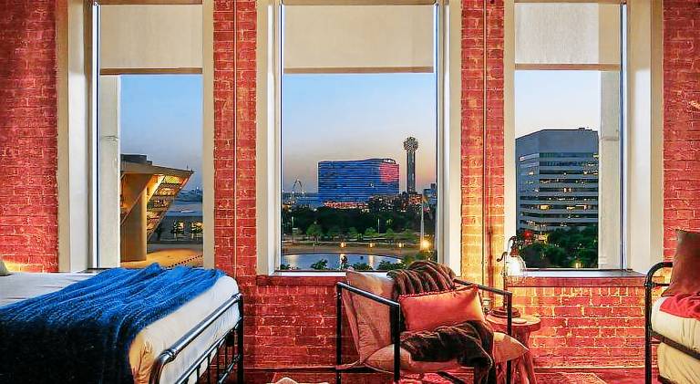 Apartment with pool | Near Pioneer Park in Dallas, TX