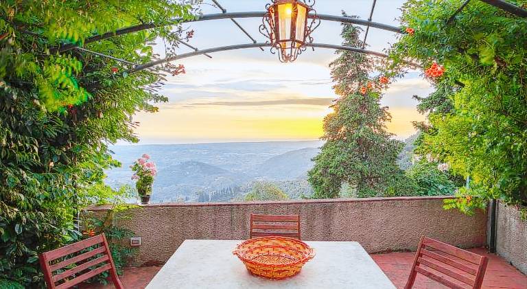 Holiday apartment with hot tub in Camaiore