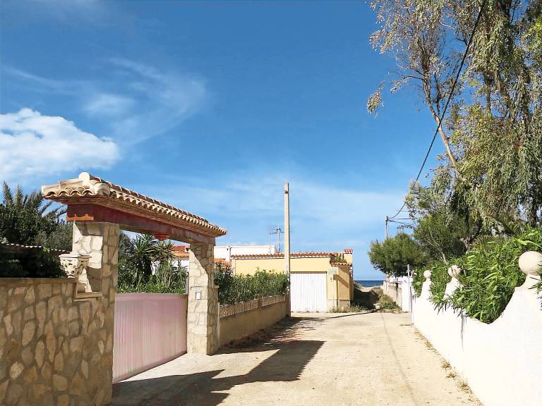 House with barbecue, patio & garden — photo 2