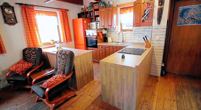 Lodge with yard, private pool & barbeque — photo 2