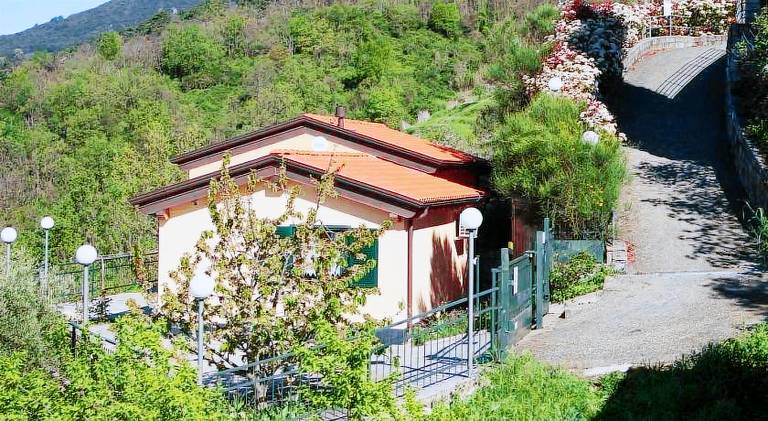 House with 2 rooms for 4 persons in Moneglia
