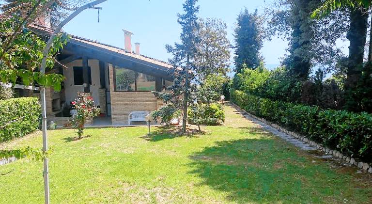 Fully equipped pleasant villa with terrace, BBQ & yard | Beach nearby | Pets are welcome in Camerano