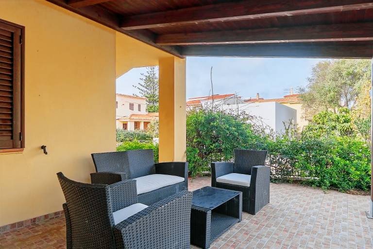 Holiday Home 'La Casa Del Bouganville' Near Beaches with Courtyard & Air Conditioning — photo 2