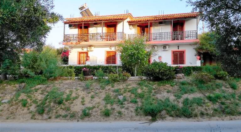 Holiday apartment with yard, terrace & barbecue in Zakynthos