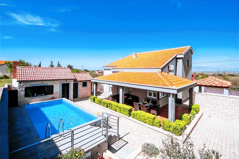 Villa with garden, barbeque & pool in Zadar