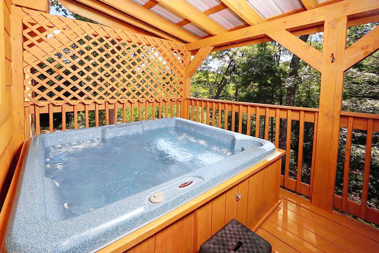 Secluded Pet Friendly Pool Table Arcade Hot Tub WiFi — photo 3