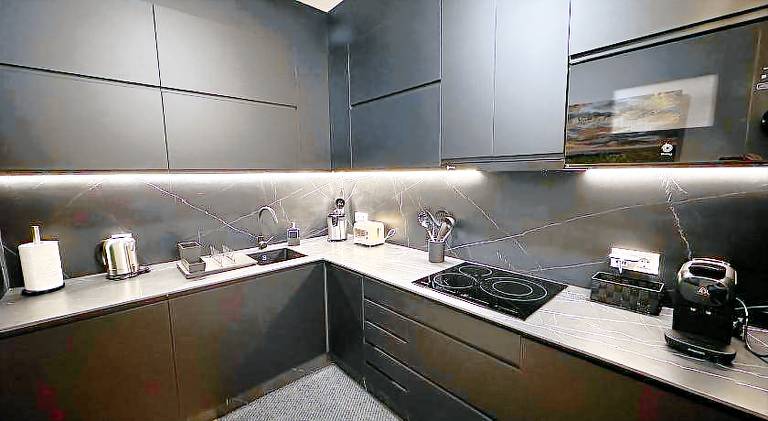 BASTINAZO ALOHADREAM - EXCLUSIVO - Design Suite Luxury Love and Spa - Jacuzzi y Sauna Privados — photo 4