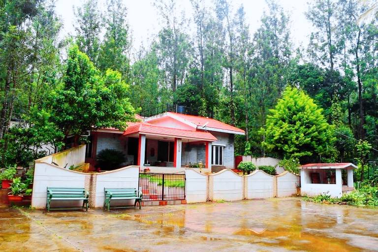 Vacation home with yard in Chikkamagaluru