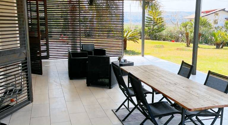 Villa with jacuzzi, pool & yard — photo 3