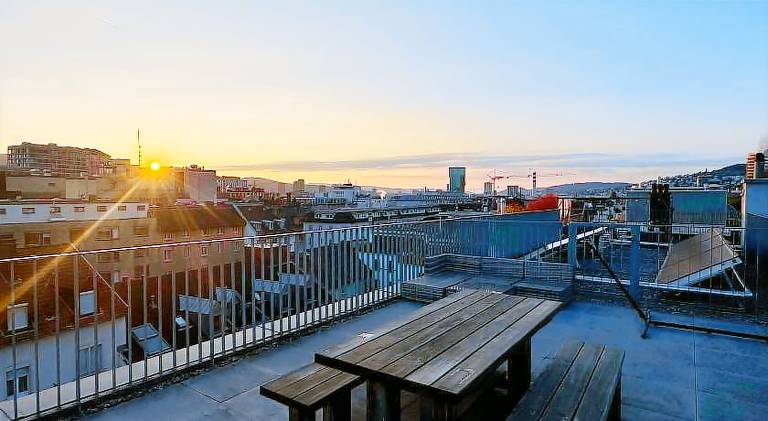 Modern apartment next to Zurich HB with roof terrace — photo 5