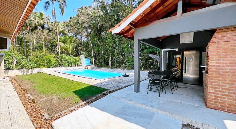 House with pool — photo 3