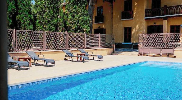 Villa with pool — photo 3