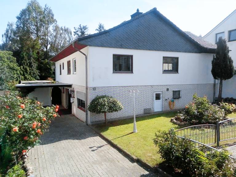 Holiday apartment with barbecue & yard in Groemitz