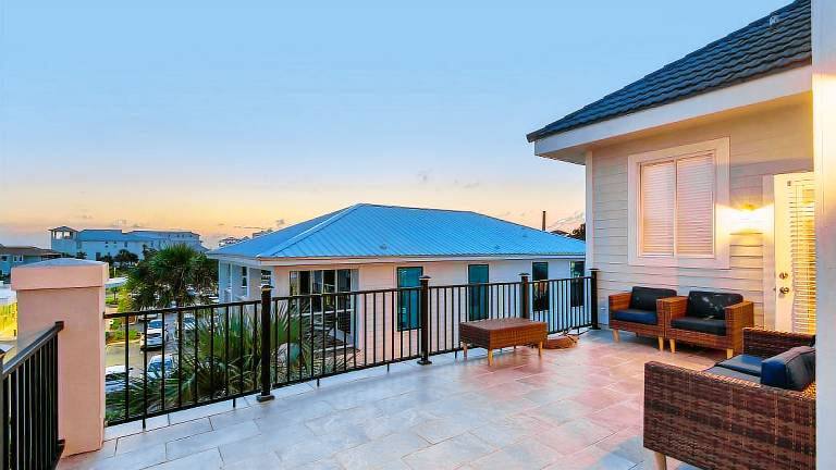 Vacation home with BBQ, jacuzzi & fast internet | Beach view — photo 4