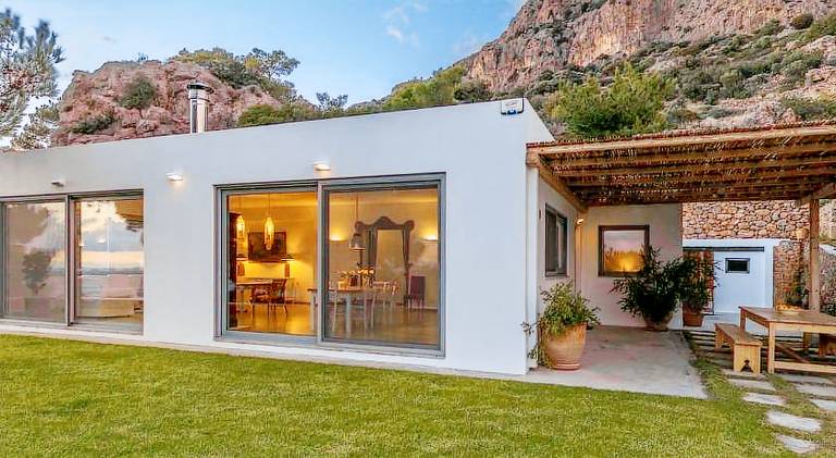 Villa with patio, garden & private pool — photo 5