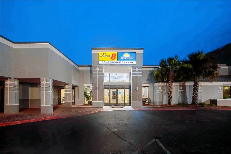 Super 8 by Wyndham Mobile I-65 in Mobile, AL