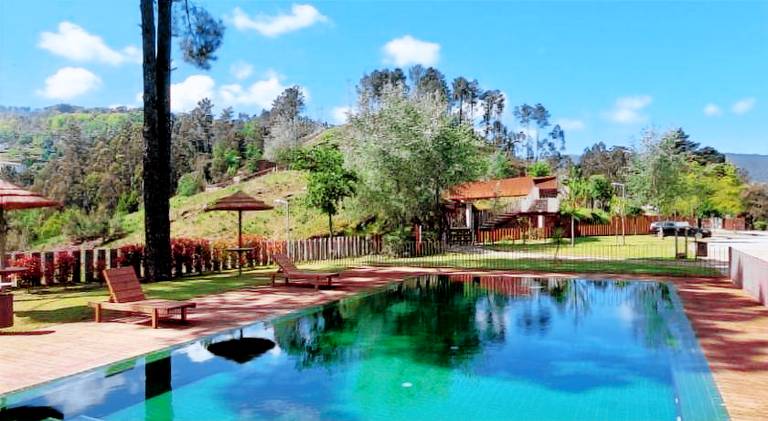 Chalet with BBQ, patio & pool | Suitable for remote work — photo 5