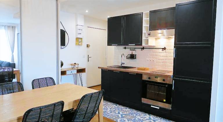 Holiday apartment with 1 room for 4 persons in Suresnes