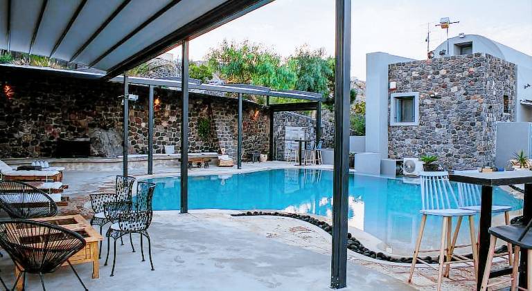 Serviced apartment with yard, barbeque & patio | Pet-friendly — photo 2