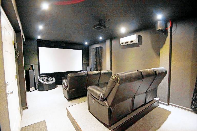 KD2035- Cute beach bungalow with 3 bedrooms, and 2 baths, Theatre Room! — photo 5