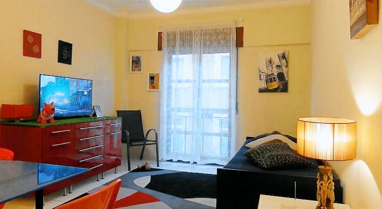 Holiday apartment with patio in Almada
