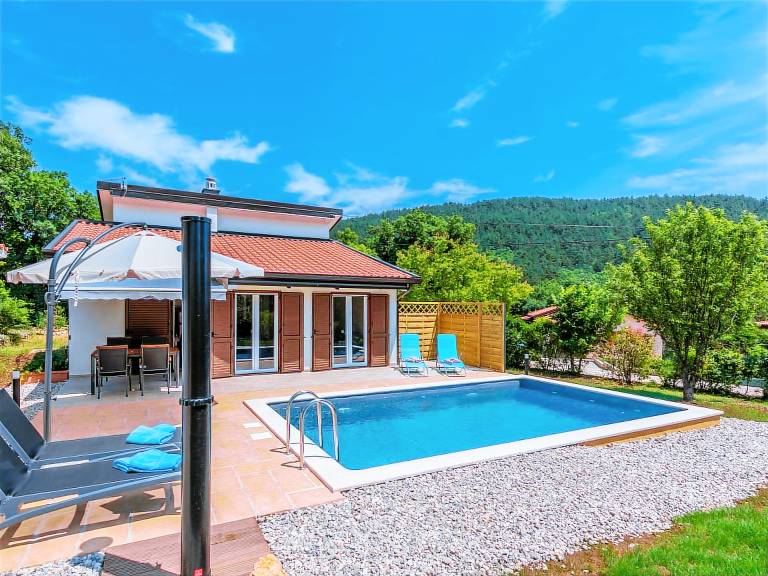 Rental with terrace, garden & pool | Pool view — photo 4