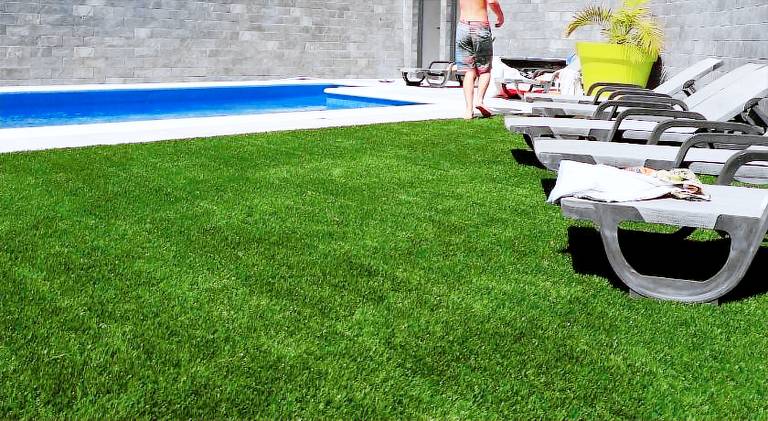 Vacation home with grill, terrace & pool — photo 2