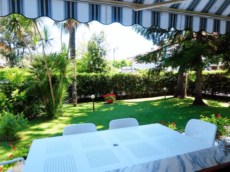 Villa with yard & patio | Garden view — photo 2