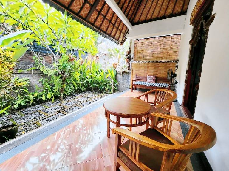 Villa with yard & pool — photo 4