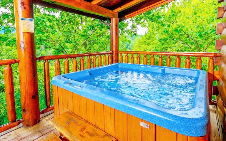 Child-friendly beautiful cabin with BBQ, pool & terrace | Mountain view | Pet-friendly in Sevierville, TN