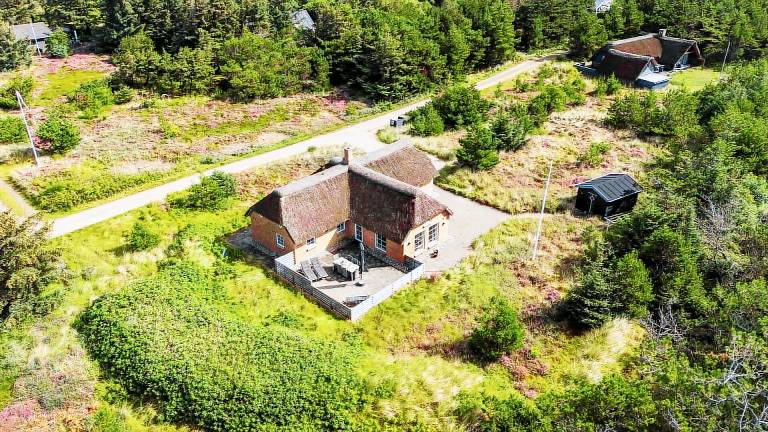 Fully equipped spacious vacation home with hot tub, BBQ & sauna | Pets are welcome — photo 2