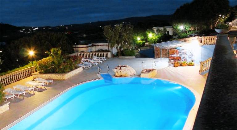Serviced apartment with pool, hot tub & garden | Pet-friendly — photo 2