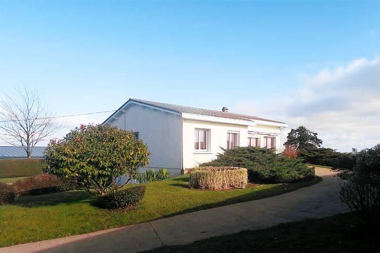 House with terrace & yard — photo 3