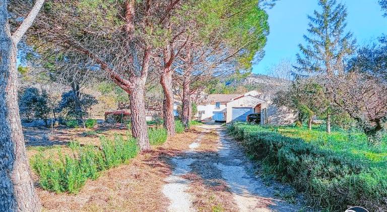 Vacation home with barbeque in Bollene