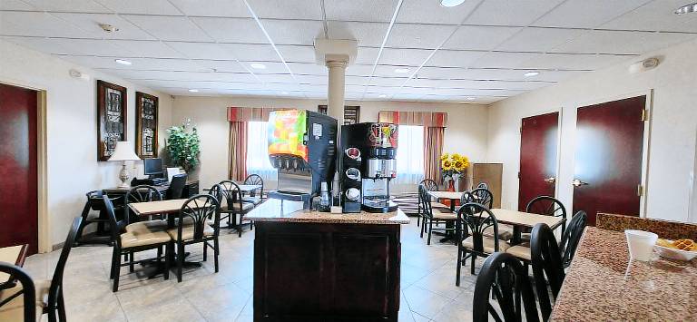 HomeTown Hotel Bryant — photo 4