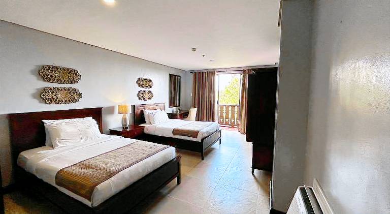 Serviced apartment with yard & patio | Pets allowed — photo 2