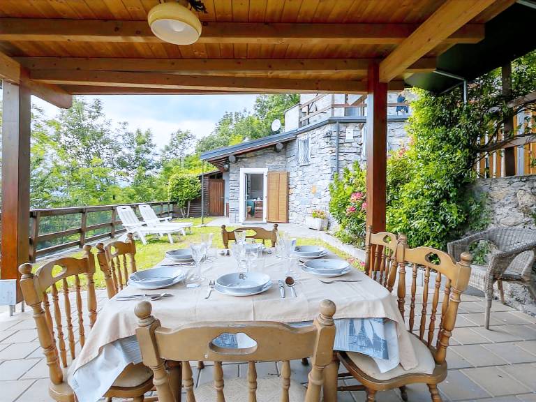 Vacation home with yard, BBQ & terrace | Mountain view — photo 2