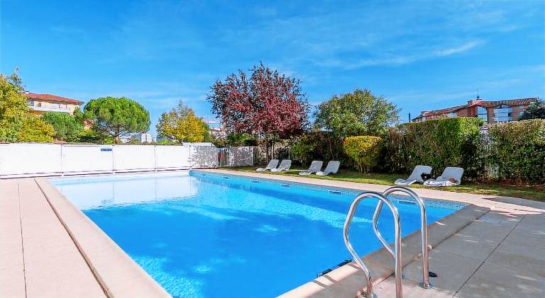 Serviced apartment with pool & patio — photo 5