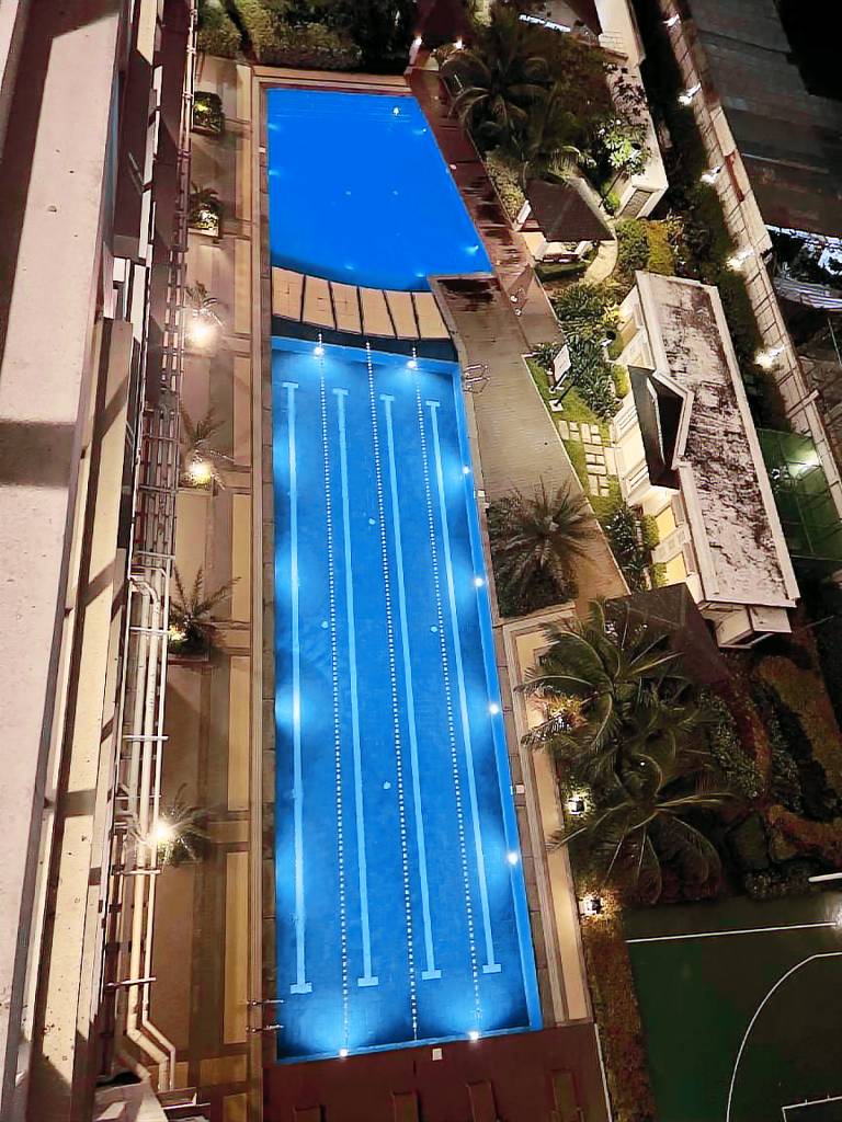House with pool — photo 4