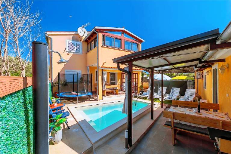 Holiday apartment with yard, private pool & terrace — photo 3