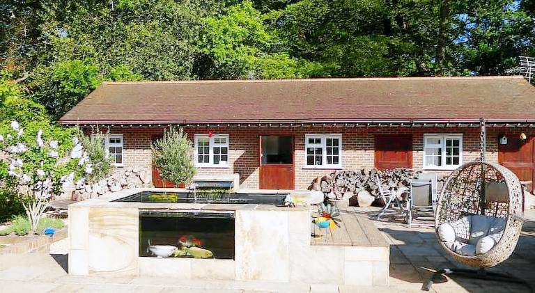 The Stables - 2 bed with large garden and hot tub. in Lymington
