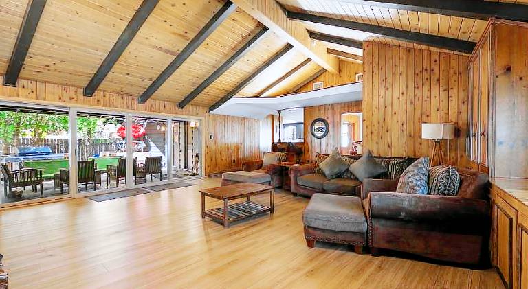 Fox & Swan Chalet - Beautiful ranch style home with Hot Tub and a Game Room with Arcade Games! — photo 3