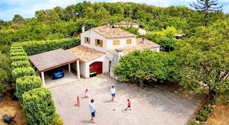 Fully equipped big house with BBQ, terrace & garden | Good for workation | Dogs allowed in Vitrolles