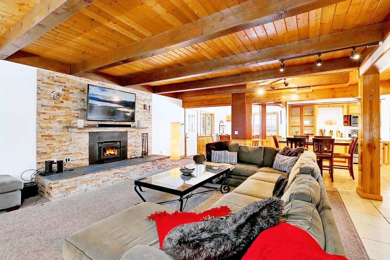 Summit Hideaway Fantastic Mountain getaway with private hot tub, free Wi-Fi, full kitchen, & more — photo 2