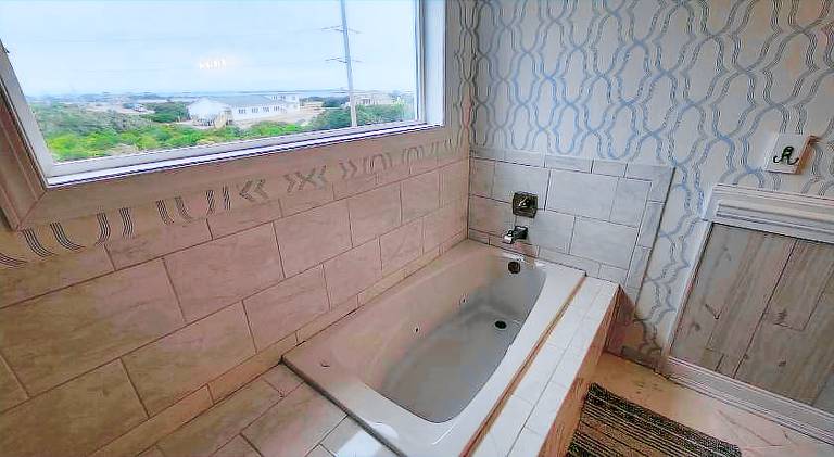 8018 Beach Rd, Semi-Oceanfront, Pool/Hot Tub — photo 5