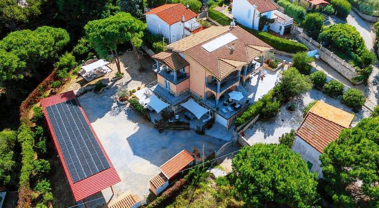 Rental apartment with garden, barbeque & terrace in Capoliveri