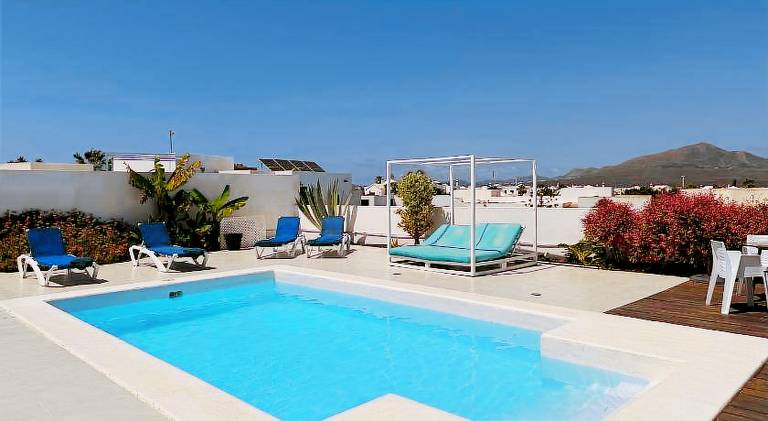 Rental apartment with patio, jacuzzi & private pool | Perfect for remote work in Yaiza